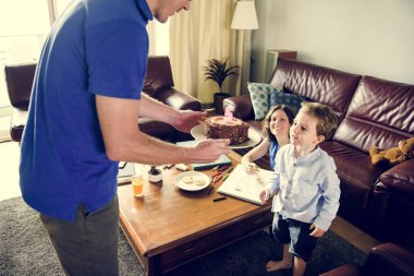 Aile kutlamak doğum günü partisi 