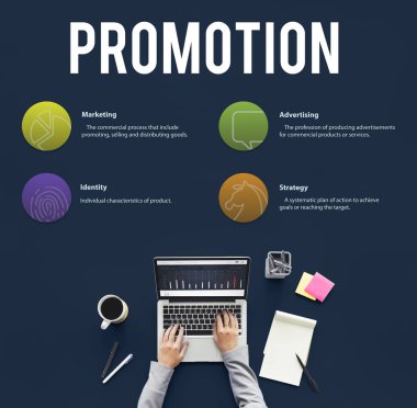 laptop ile çalışan kişi 