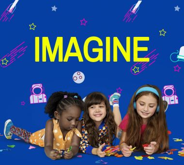 Küçük kızlar yerde yatarken 