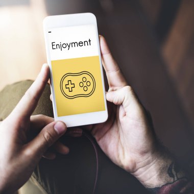 Cep telefonu ellerinde.