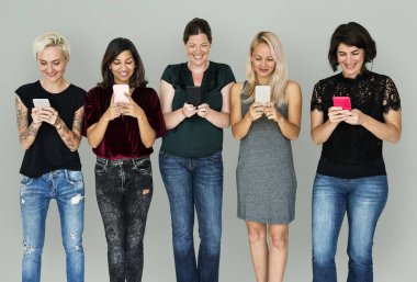 Dijital akıllı telefonlar kullanan kadın