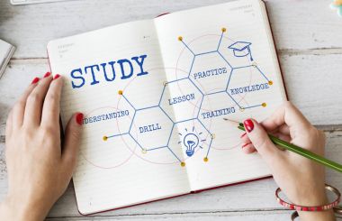 kadın not defterinde yazılı