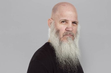 Yaşlı sakallı adam.