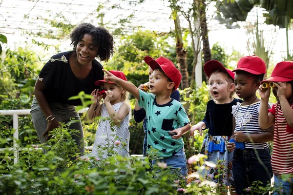 Lehrer und Kinder lernen Ökologie — Stockfoto