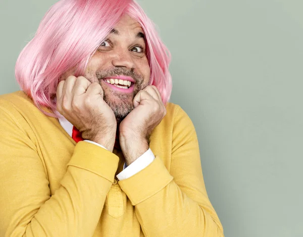 Homem de peruca rosa — Fotografia de Stock