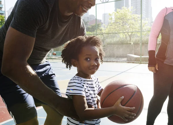 Pai jogando basquete com a filha — Fotografia de Stock