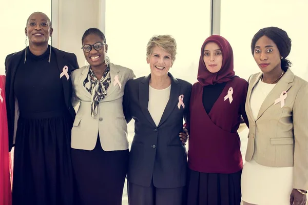 Diverse vrouwen samen met linten — Stockfoto
