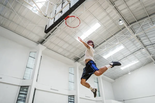 Спортсмен стрибає з м'ячем — стокове фото