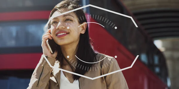 Bela mulher falando ao telefone — Fotografia de Stock