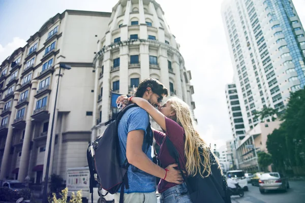 Paar umarmt sich und starrt sich an — Stockfoto