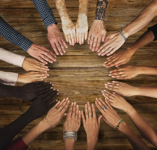 Grupo de manos humanas reunidas — Foto de Stock