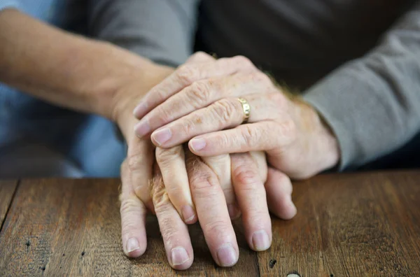 Idősebb pár fogja egymás kezét — Stock Fotó