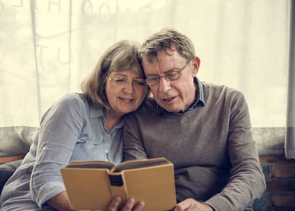 Pareja madura libro de lectura —  Fotos de Stock