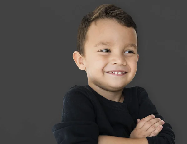 Niño sosteniendo brazos cruzados —  Fotos de Stock