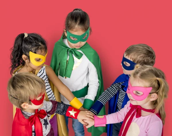 Copii în costume de super-erou — Fotografie, imagine de stoc