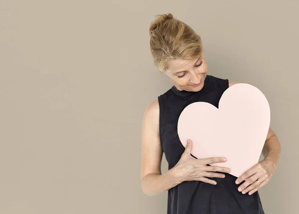 Mujer sosteniendo símbolo del corazón — Foto de Stock