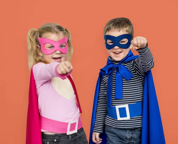 Kinderen in superheld kostuums — Stockfoto
