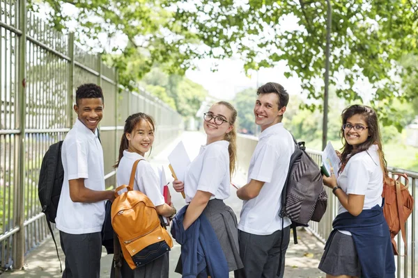 Diverse studenten buitenshuis — Stockfoto