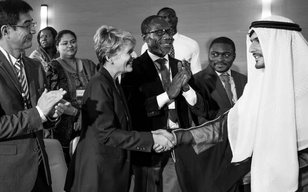 Multi-etnis orang bisnis berjabat tangan — Stok Foto