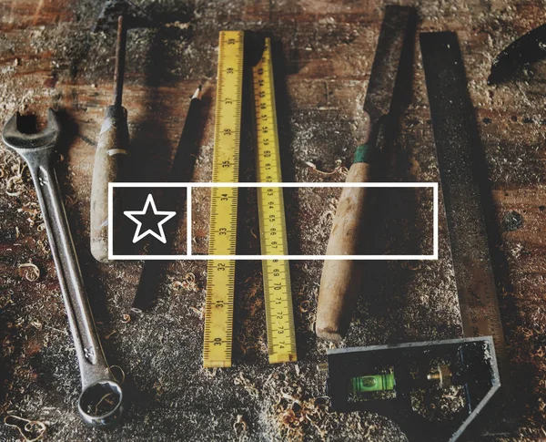 Деревообрабатывающие инструменты в мастерской — стоковое фото