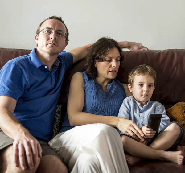 Familia viendo televisión en casa — Foto de Stock