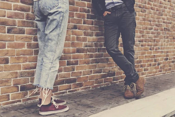 Couple standing on street — Stock Photo, Image