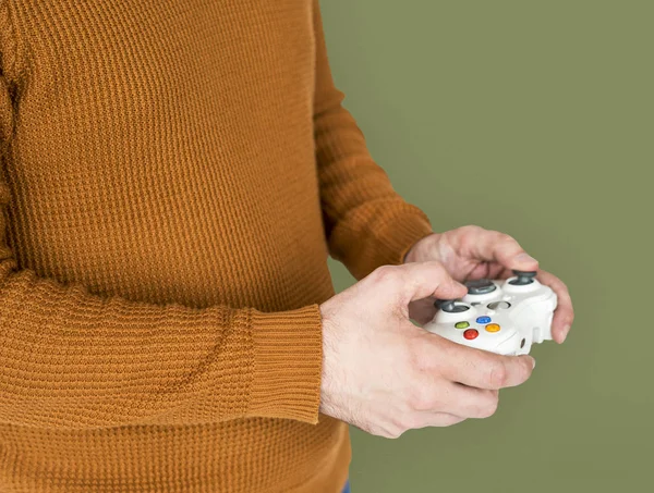 Человек держит игровой контроллер — стоковое фото