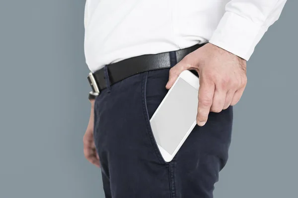 Adam cebinden smartphone yaptırmayı — Stok fotoğraf
