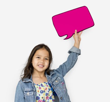 Küçük kız konuşma balonu ile poz