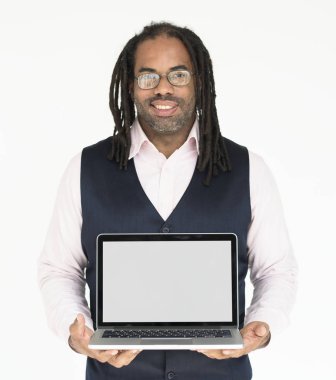  adam tutarak açık dizüstü