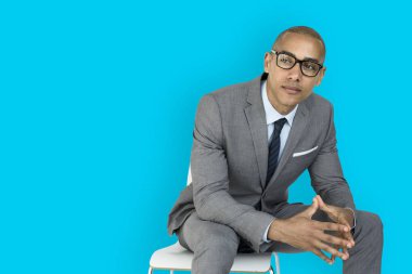 Stüdyo çekimi genç işadamı