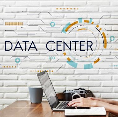 Dizüstü bilgisayarda yazı yazan kadın elleri 