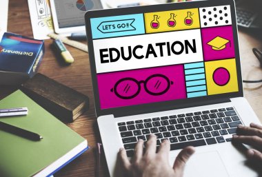 dizüstü bilgisayarda klavyede yazan adam