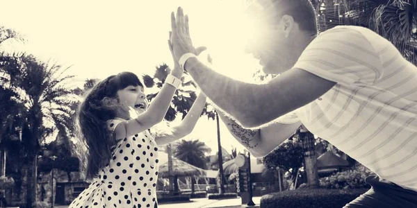 Hija dando padre alta cinco — Foto de Stock