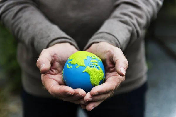 Person innehav globe i händer. — Stockfoto