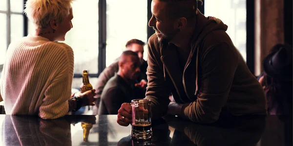Ystävät juovat Craft Beeriä — kuvapankkivalokuva