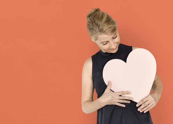 Mujer sosteniendo símbolo del corazón — Foto de Stock