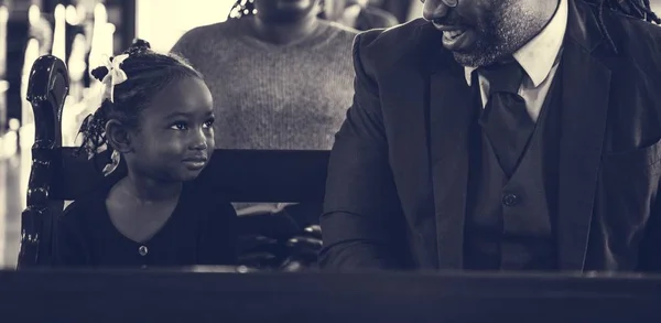 Familia rezando en la Iglesia —  Fotos de Stock