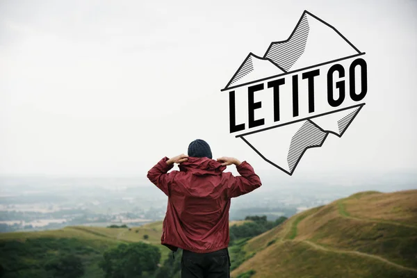 Homme debout sur les collines de montagne — Photo