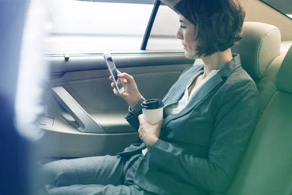 Zakenvrouw die mobiele telefoon gebruikt — Stockfoto