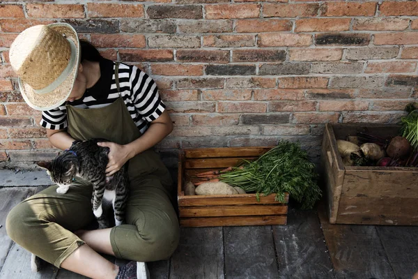 소녀 들고 고양이 — 스톡 사진