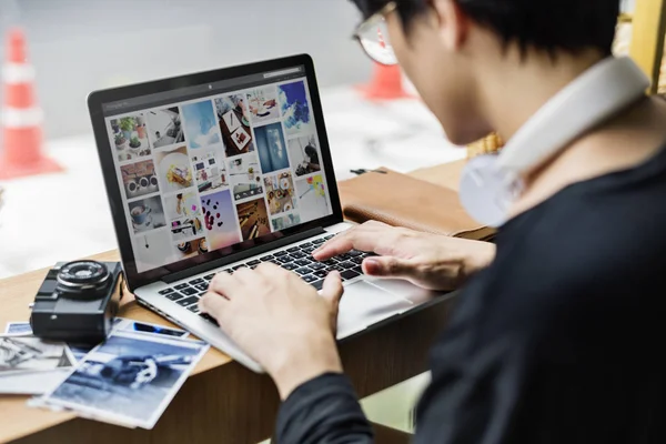 Asian man working on laptop — Stock Photo, Image