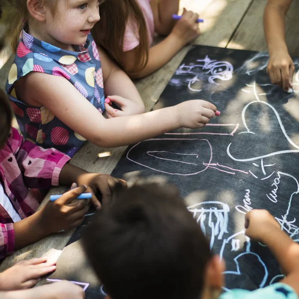 黒板にチョークで描く小さな子供たち — ストック写真