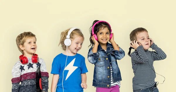 헤드폰에서 음악을 듣고 아이 들 — 스톡 사진