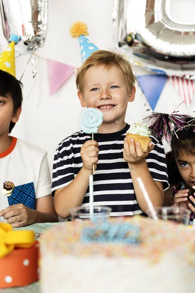 Bambini adorabili che fanno festa — Foto Stock