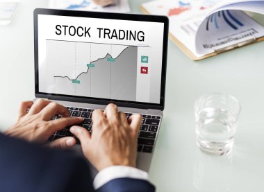 Bilgisayarla çalışan bir iş adamı