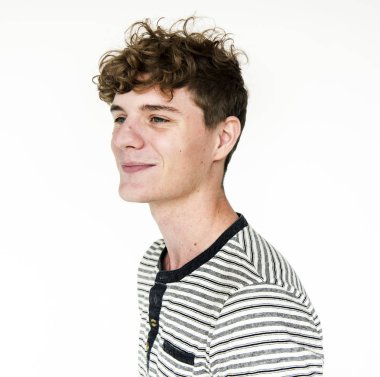 Gülümseyen genç adam