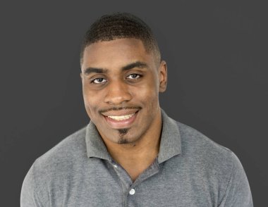 Mutlu Adam gülümsüyor.