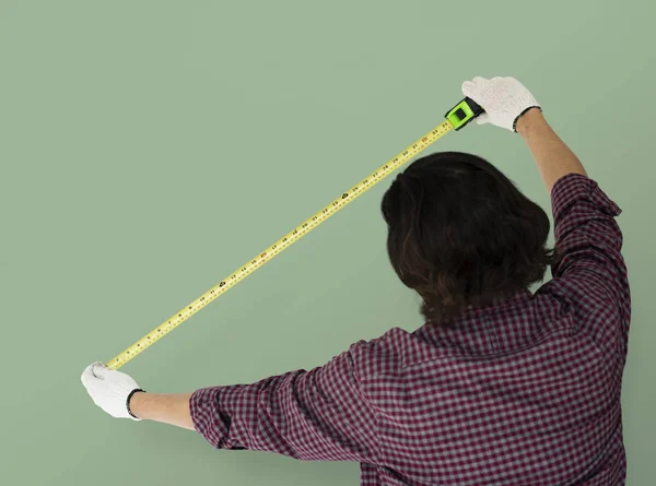 Man using tape measure — Stock Photo, Image