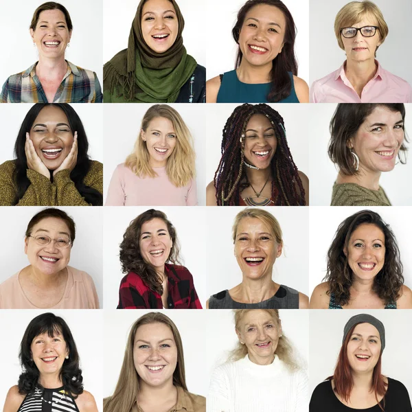 Mujeres con expresiones faciales sonrientes —  Fotos de Stock